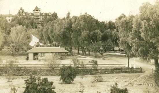 A black and white photo of Loma Linda Sanitarium.